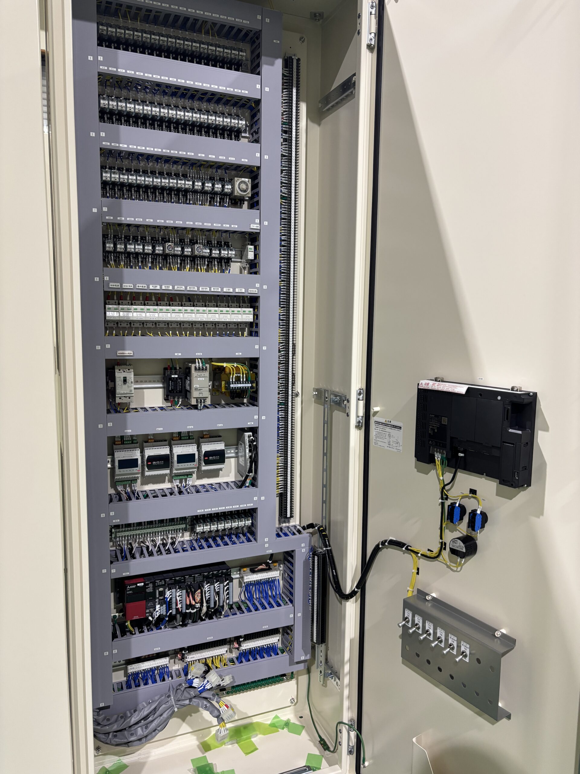 空調制御盤の内部（PLC・リレー・制御機器・扉裏機器）