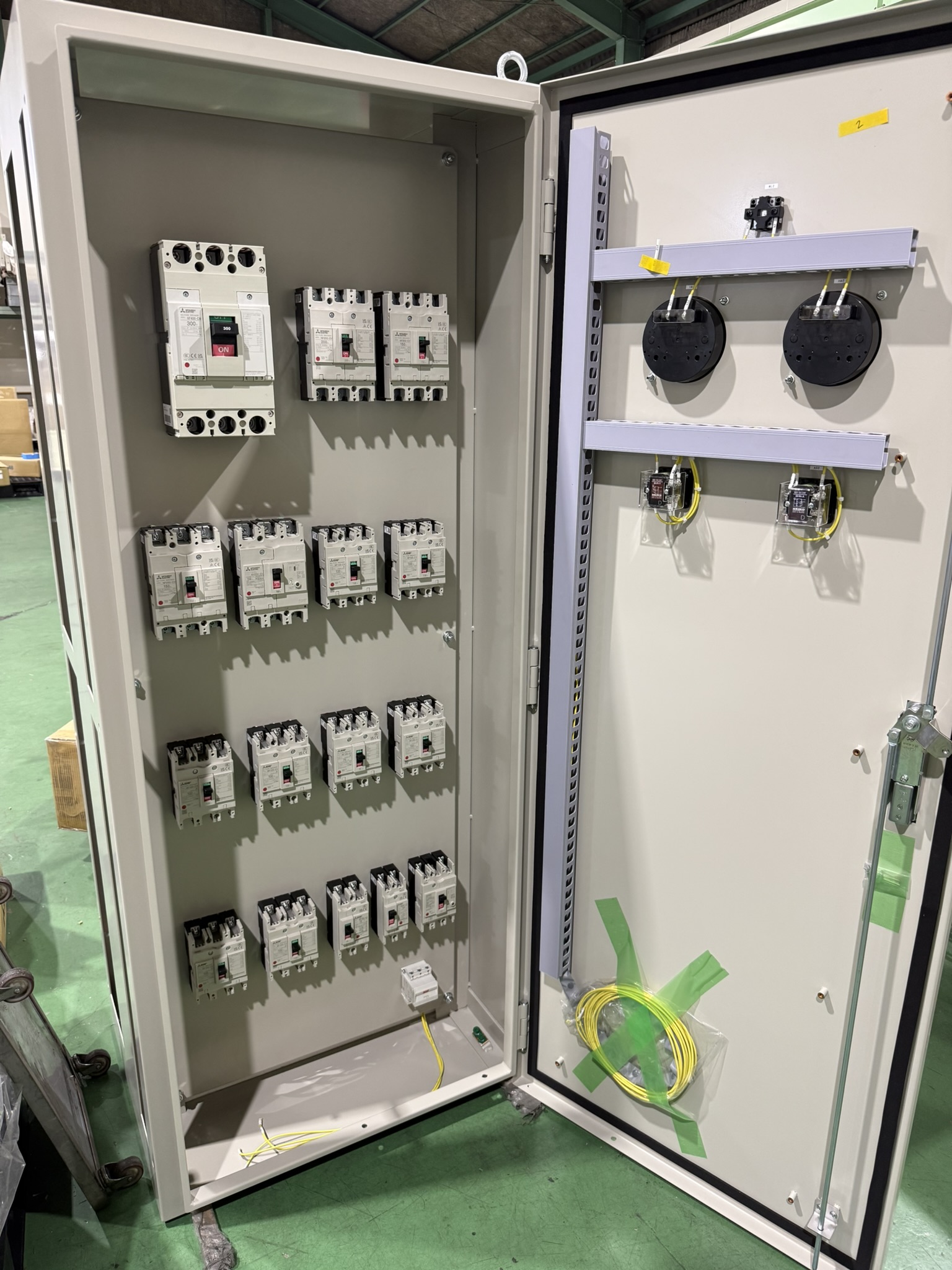 電源引込盤の盤内