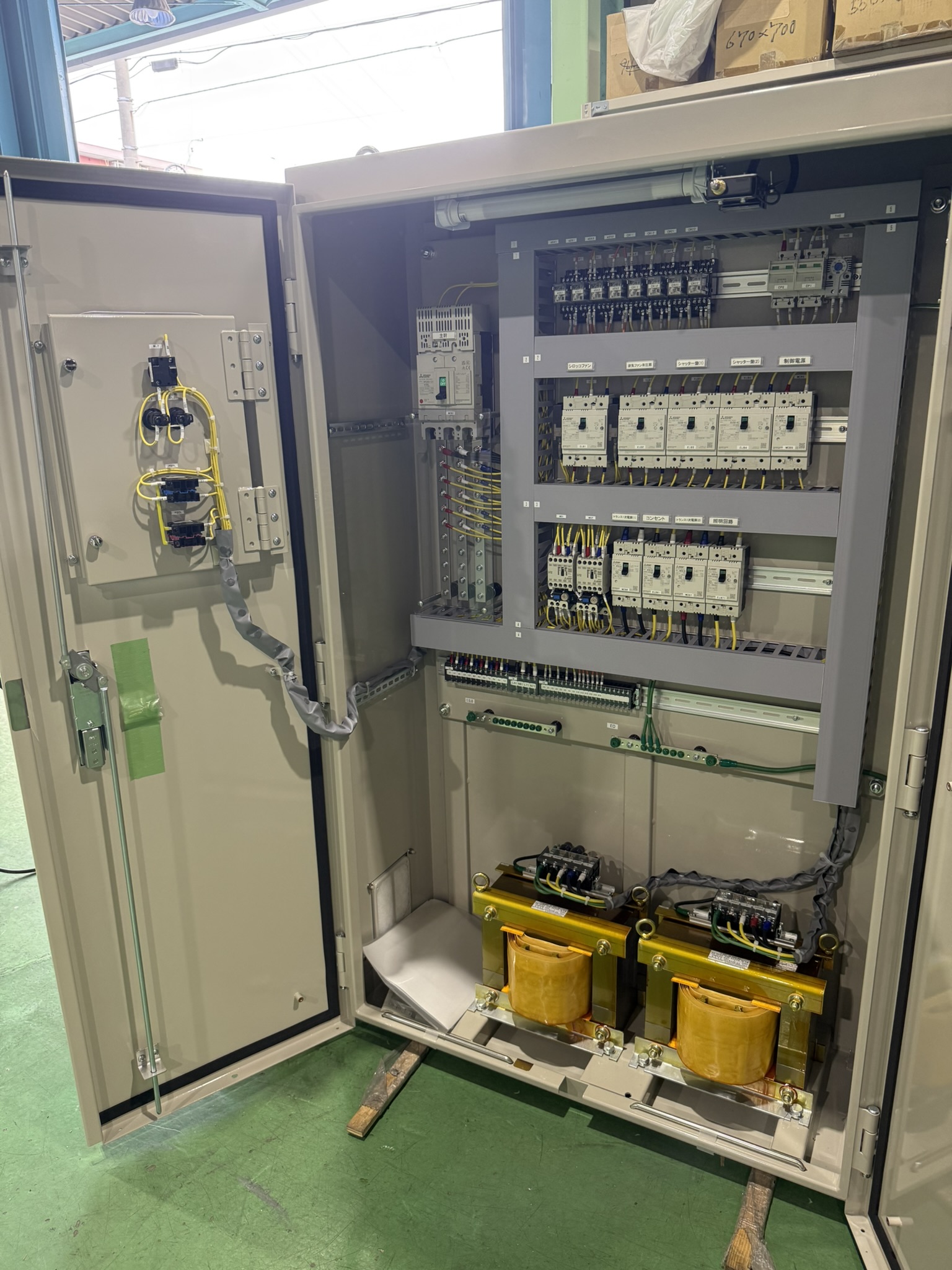 電灯動力盤の盤内